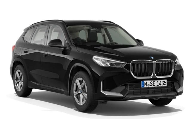 BMW X1 in der Farbe Schwarz vor einem weißen Hintergrund